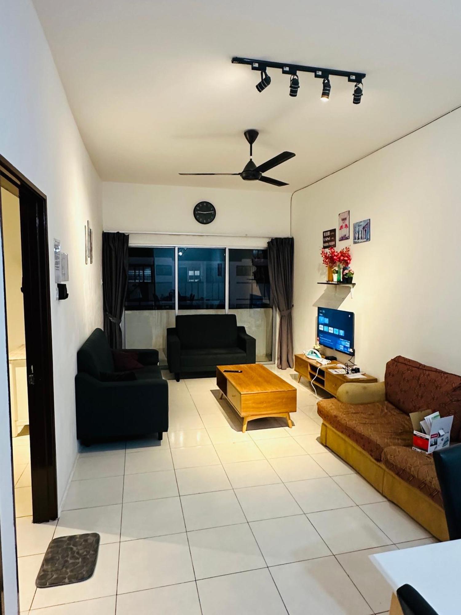Ayaan Breeze Free Breakfast Apartment *
